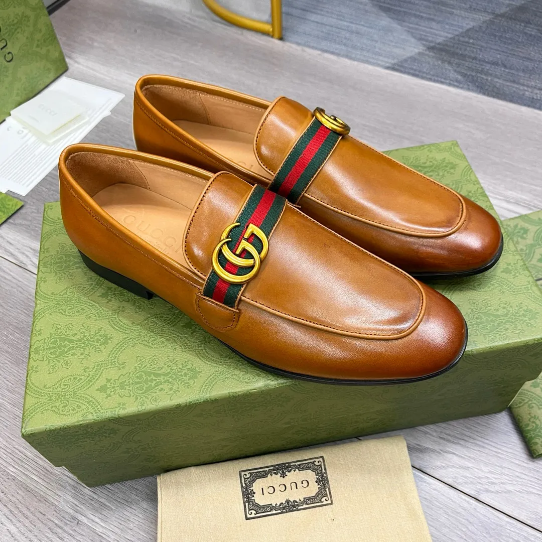 Factory price: 500💰-Gucci men’s formal leather shoes! Genuine molded horsebit, a classic must-have for your shoe cabinet! The feet are particularly delicate! This Gucci original version is a set last, and we are consistent with the counter! Therefore, it is more comfortable in terms of last shape and comfort! Take it to the counter and compare at will! Good shoes are more than just what they make! But grasp the essence from the inside out! Material: Imported first-layer cowhide! Genuine leather outsole imported from Italy, size: 39-44 (38/45 customized, non-refundable)